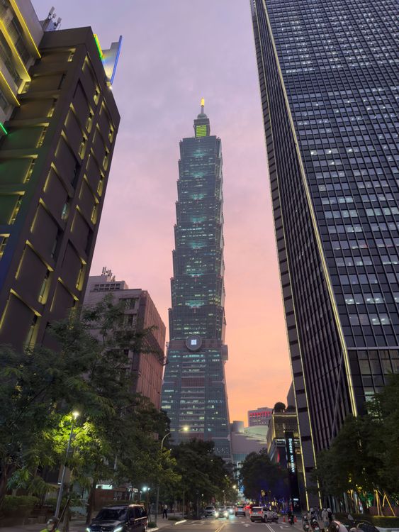 使用 Apple ProRAW 格式在 1x 主鏡頭拍攝的黃昏台北 101。黃子倫攝