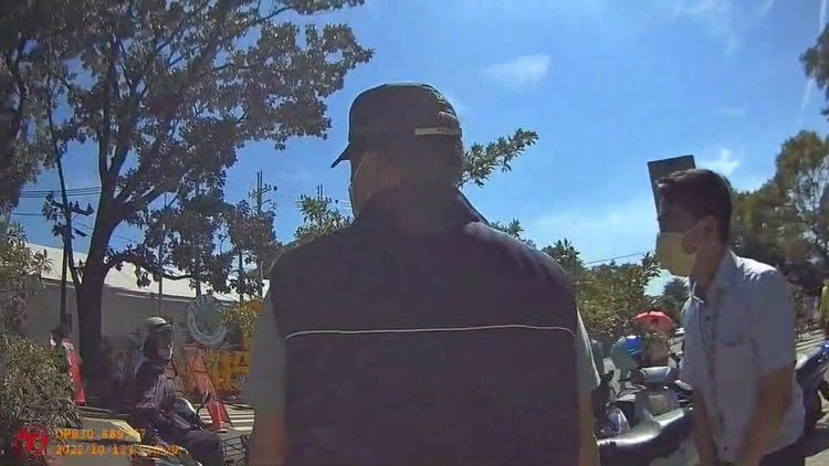 婦人被勸離郵局後仍在碎碎念，警方研判婦人可能還沒放棄匯款。民眾提供
