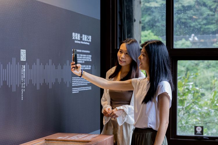 旅客可透過手持裝置拍攝牆上QR code聽取整煤廠女工們日常交談。新北觀旅局提供