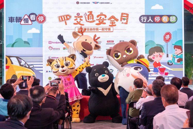 超Q吉祥物合體宣導交通安全。公路總局提供