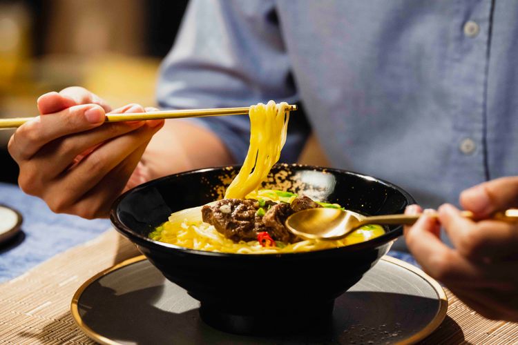 非油炸直麵條寬度掌控在2mm，口感仿照現煮麵食感。業者提供