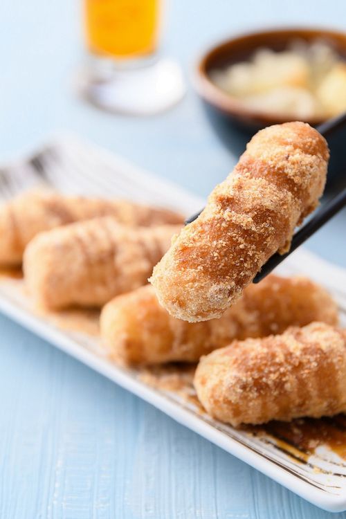 溜溜的甜點「紅糖軟糍」以麻糬包裹紅豆餡，炸至外酥內軟，撒上花生粉及紅糖漿，整體Q彈綿軟香氣十足。業者提供