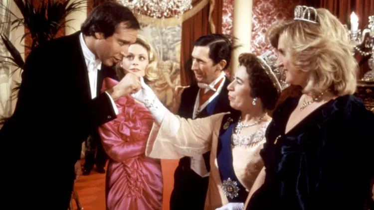 珍妮特查爾斯（右二）長相神似英女王，在許多片可看到她惟妙惟肖的扮相。