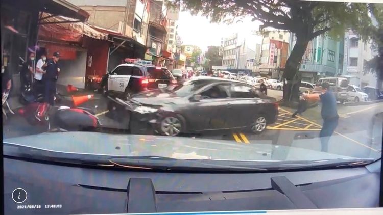 范姓越南籍男子拒絕盤查竟衝撞警察。民眾提供