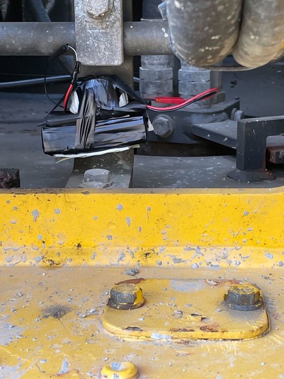 陳竑諺在怪手放置疑似爆裂物的不明物體。翻攝照片