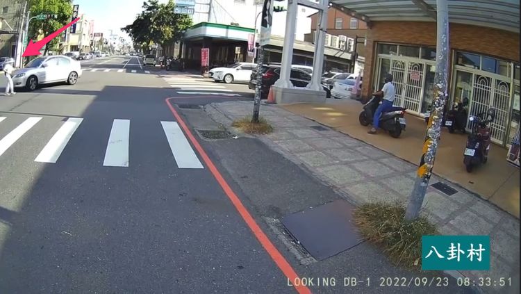 婦人被撞的瞬間（箭頭處），也在是在斑馬線之外。翻攝臉書粉專《八卦村》