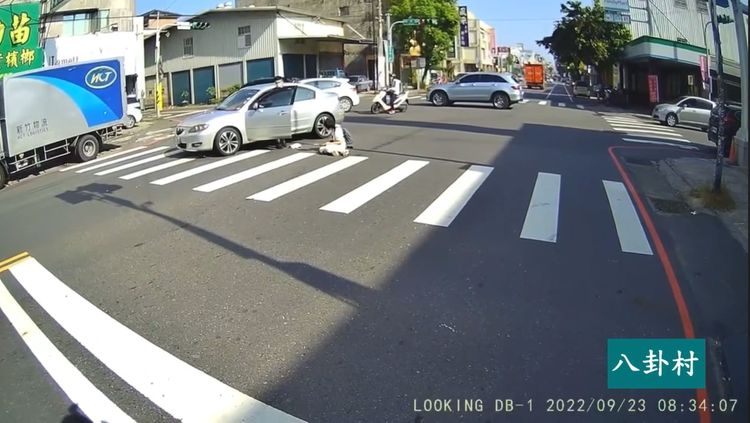 駕駛闖禍後下車查看婦人傷勢，所幸婦人送醫後沒有大礙，但受到嚴重驚嚇。翻攝臉書粉專《八卦村》