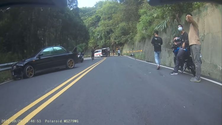 有網友剛好路過該路段，目擊警消處理過程。翻攝臉書「重機車友 ❘ 各區路況天氣、資訊分享中心」