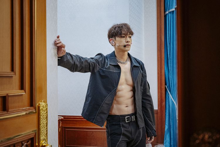 Rain在Netflix節目《Take One：終極一曲》中前進青瓦台演唱。Netflix提供