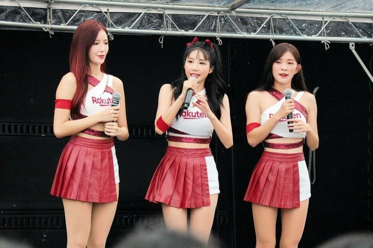 菲菲（左起）、筠熹和穎樂穿著Rakuten Girls制服表演。翻攝《每日體育》