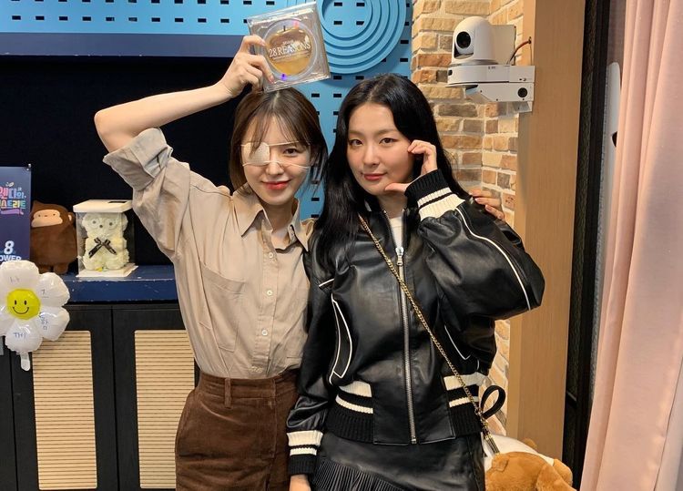 Seulgi（右）今天到Wendy的電台節目《Young Street》作客。翻攝Young Street IG