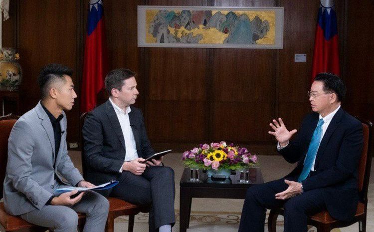 吳釗燮接受「德國之聲」國際新聞總編輯Richard Walker（左二）及駐台分社主任鄒宗翰（左一）專訪。外交部提供