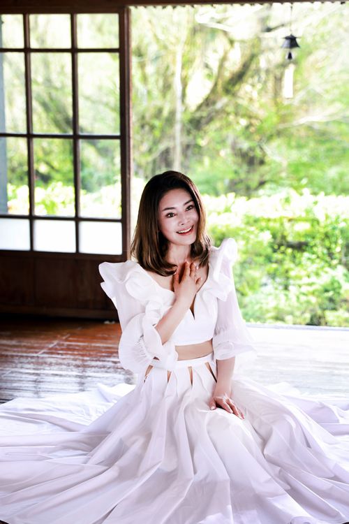 Rita首波同名主打歌《年華》向偶像鳳飛飛致敬。艾迪昇傳播提供