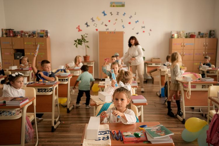 烏克蘭難民孩童在羅馬尼亞迎來新的學期。美聯社