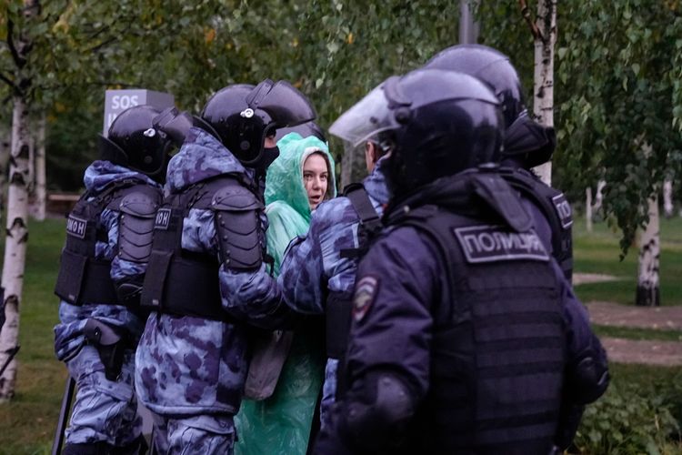 俄羅斯軍警以優勢武力，逮捕示威民眾，被逮捕女子眼神充滿恐懼。美聯社