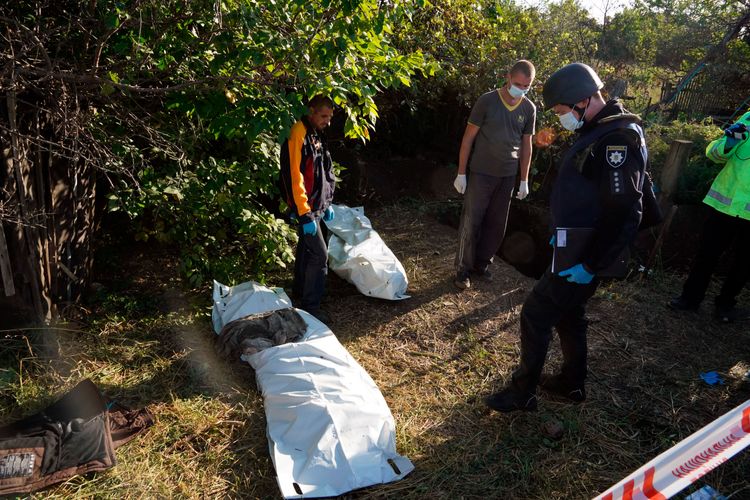 烏克蘭警方調查俄軍佔領期間遭殺害的身分不明人士。路透社