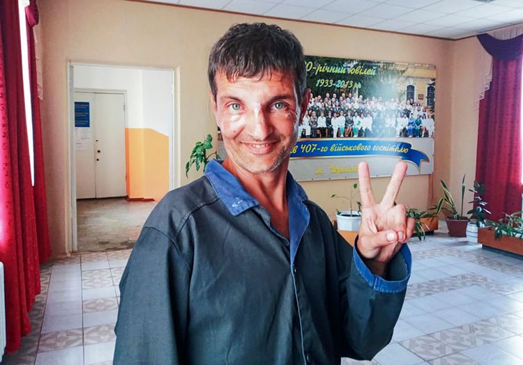 獲釋的迪亞諾夫在切爾尼戈夫醫院仍眼神堅定比出V手勢。美聯社