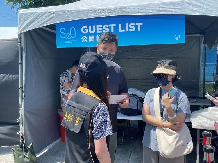 北市府法務局消保官現場稽查S2O Taiwan潑水音樂祭活動。北市法務局提供