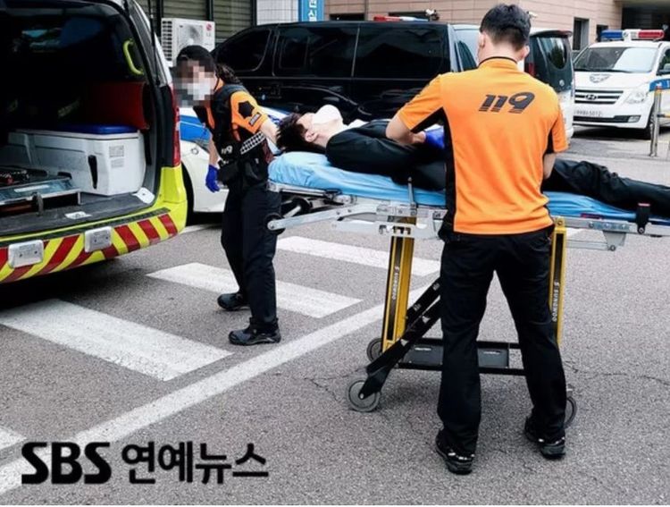 朴修弘昨在地院被父親狠踹，受到衝擊急促呼吸昏倒，被送往急診治療。翻攝SBS娛樂新聞