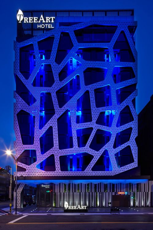 璞樹文旅是台中首間SGS檢驗合格的香氛設計旅宿，飯店以花漾、枝葉、年輪、璞樹等元素規劃42間舒適客房。璞樹文旅提供