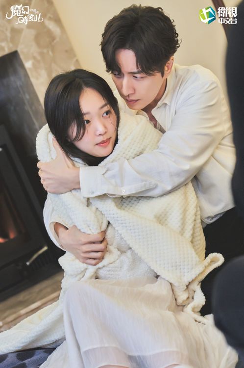 朴海鎮（右）和秦基周在韓劇《魔幻時刻SHOWTIME》粉紅泡泡讓人心動。衛視中文台提供