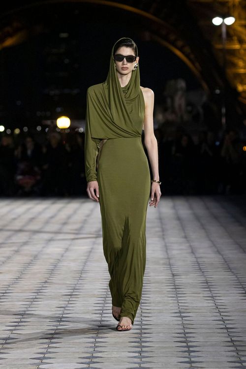 SAINT LAURENT 2023春夏女裝大秀。品牌提供