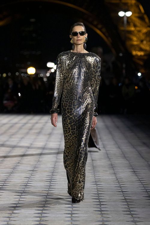 SAINT LAURENT 2023春夏女裝大秀。品牌提供