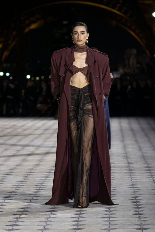 SAINT LAURENT 2023春夏女裝大秀。品牌提供