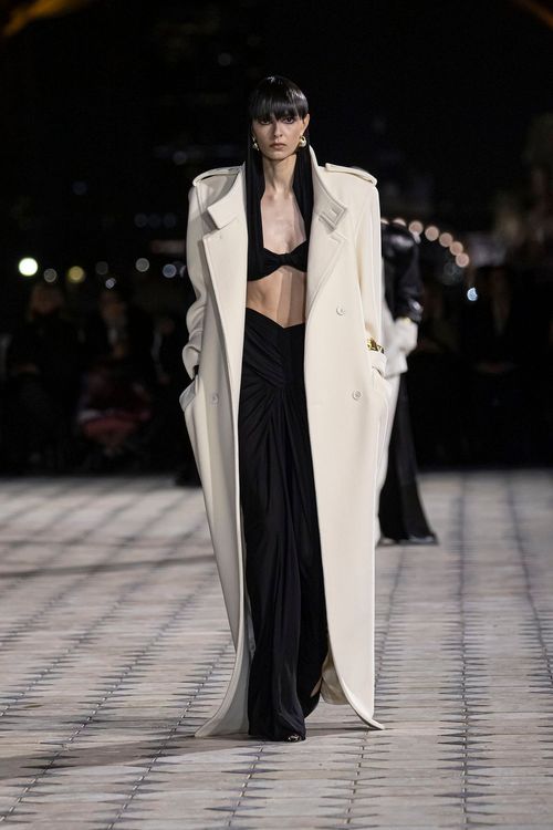 SAINT LAURENT 2023春夏女裝大秀。品牌提供