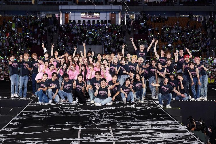 安七炫創作的《Hope》是SM家族演唱會SMTOWN的固定安可曲，全球粉絲都會唱。翻攝SMTOWN IG