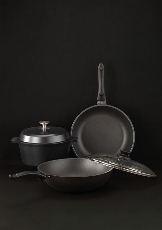 康寧餐具SNAPWARE備長炭不沾鑄造鍋具三件組。業者提供