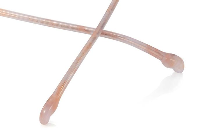 鏡腳尾端呼應胖丁的螺旋瀏海。業者提供