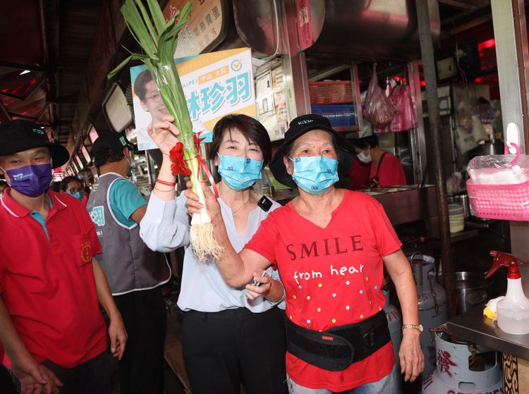 黃珊珊走訪太平市場。陳明中攝