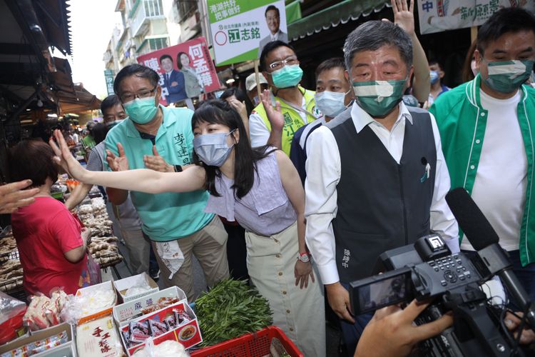 高嘉瑜（前中）被問到「一屍Ｎ命說」。陳明中攝