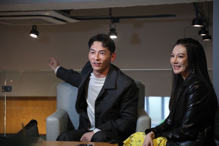 温昇豪（左）和李杏聊到籌備中的新戲就興奮。陳明中攝