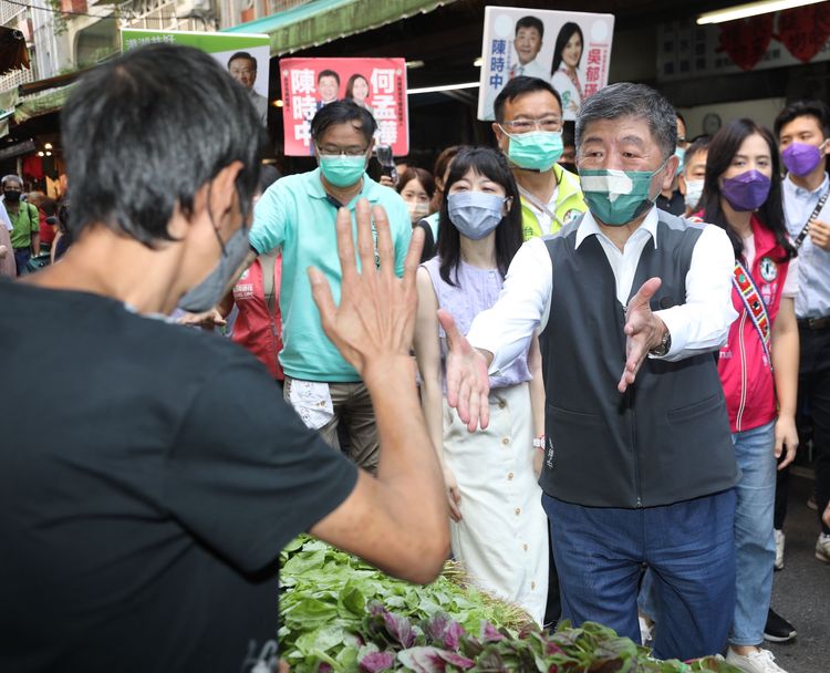 曾說出「一屍五命」的高嘉瑜（右2）今天也現身橫科市場。陳明中攝