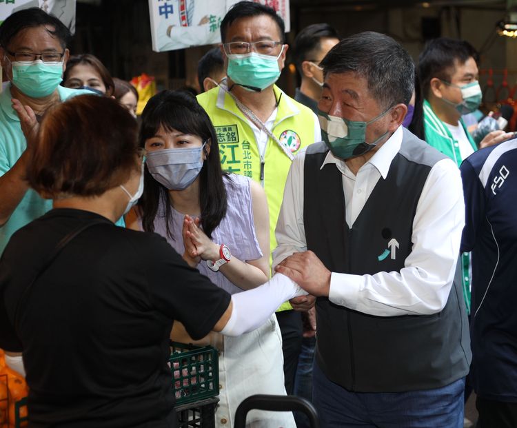 陳時中（右）表示，民調都是很好的參考。陳明中攝