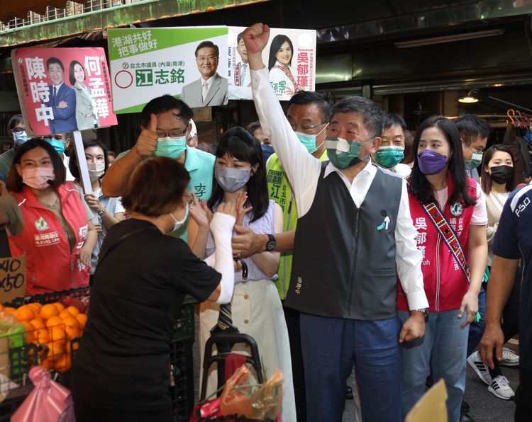 陳時中（右2）直言自己要持續努力。陳明中攝