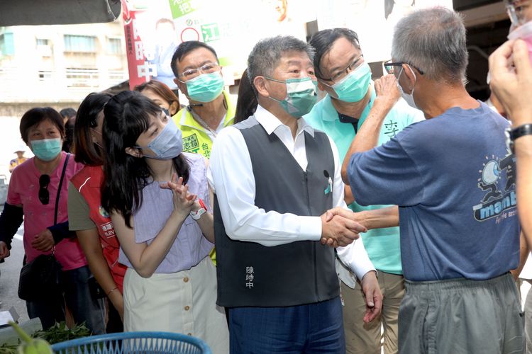 高嘉瑜（前左）今天陪陳時中（中）掃街。陳明中攝