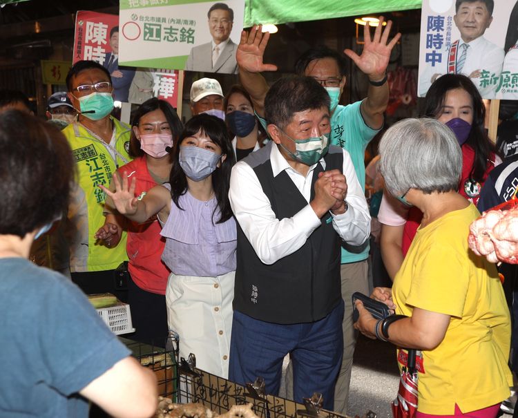 高嘉瑜（左3）直言，相信選民最後會回歸理性。陳明中攝