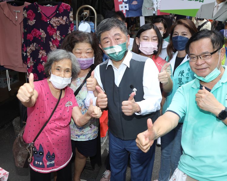 陳時中（中）直言不是很清楚「一屍Ｎ命」的意思。陳明中攝