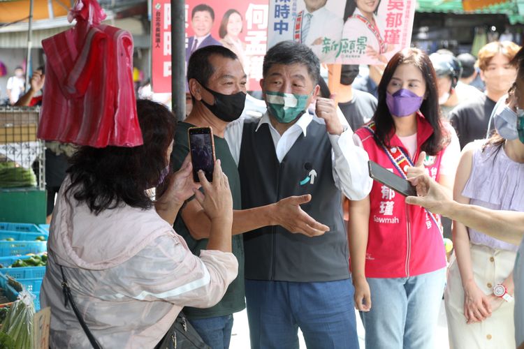 陳時中（中）強調，還是要要一步一步努力。陳明中攝