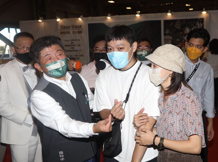 陳時中（左2）祝賀看婚紗展的新人。陳明中攝