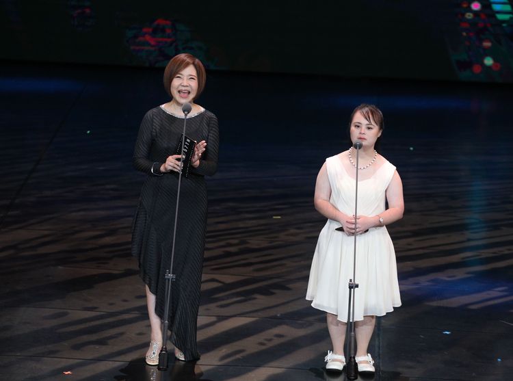 于美人（左）、周以嘉擔任廣播金鐘社會關懷節目獎頒獎人。陳明中攝