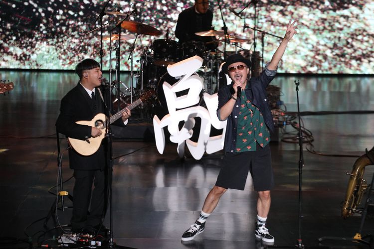 黃連煜（右）和老王樂隊廣播金鐘獎現場表演節目《跨世代之流》。陳明中攝