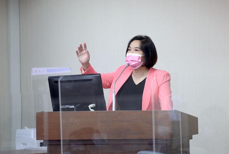 國民黨立委陳玉珍問邱太三，金門都準備好了，小三通究竟何時開。陳明中攝