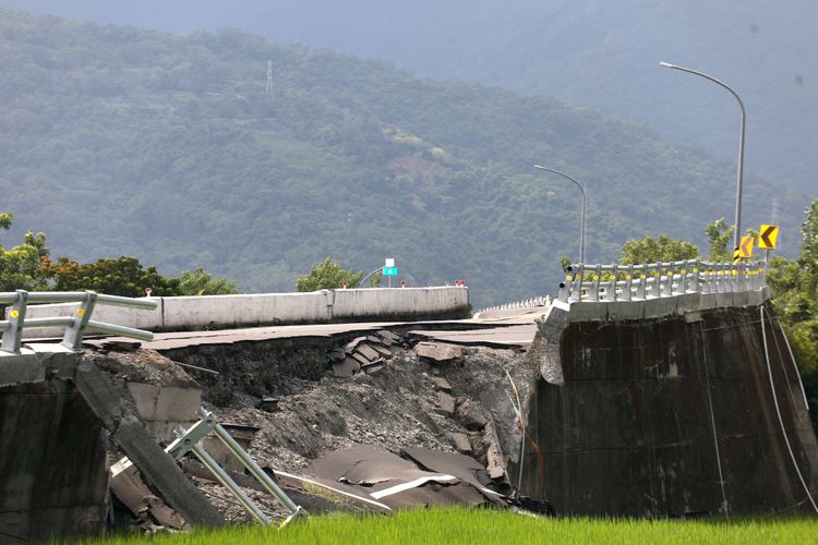 高寮大橋毀損。資料畫面
