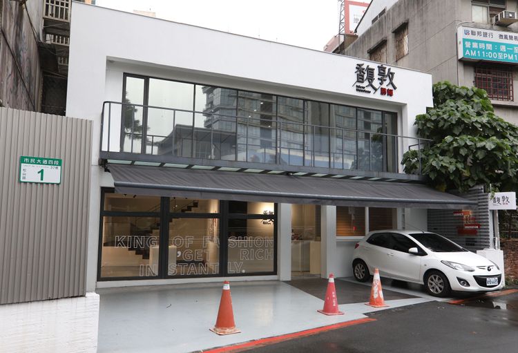 「勝輝馥敦」位於市民大道四段37巷。陳明中攝