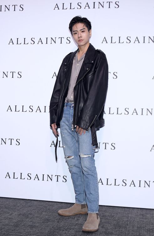 Ozone林佳辰跑趴裝扮以oversized寬鬆黑色騎士皮衣搭配夏威夷印花襯衫及破損牛仔褲，展現率性男友風造型。陳明中攝