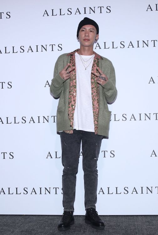 頑童MJ116成員小春穿上ALLSAINTS秋冬系列豹紋印花襯衫搭配綠色開衫毛衣玩趴。陳明中攝